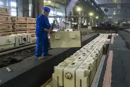 Preparing a molding line in the Saturn Alba Iulia foundry for heavy-duty iron casting production.